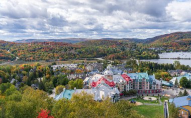 Mont-Tremblant, Quebec, Kanada - Ekim 12021: Mont Tremblant Resort 'un sonbaharda havadan görünüşü.