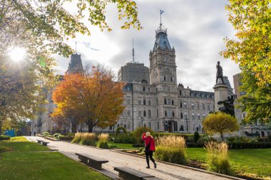 Quebec Şehri, Kanada - 20 Ekim 2021: Quebec Parlamento Binası Sonbaharda.