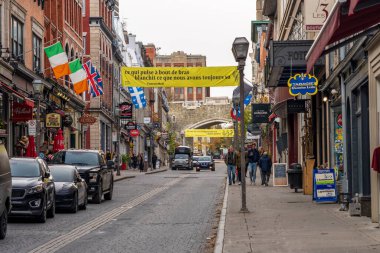Quebec, Kanada - 20 Ekim 2021: Sonbaharda Quebec City Old Town. Rue Saint-Jean 'deki restoran ve hediyelik eşya dükkanı..