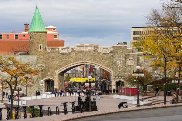 Quebec, Kanada - 20 Ekim 2021: Quebec City Old Town sokak manzarası sonbaharda. D 'Youville, St. John Kapısı.