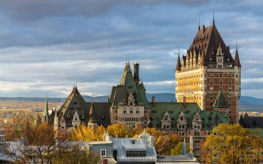 Quebec, Kanada - 20 Ekim 2021 Fairmont Le Chateau Frontenac günbatımı saati. Quebec Şehri Sonbahar alacakaranlığında.
