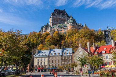 Quebec, Kanada - 20 Ekim 2021: Quebec City Old Town Sonbahar sezonunda sokak manzarası.