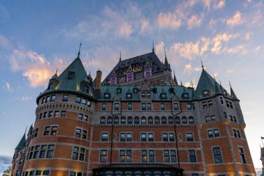 Quebec, Kanada - 20 Ekim 2021 Fairmont Le Chateau Frontenac günbatımı saati. Quebec Şehri Sonbahar alacakaranlığında.