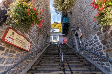 Quebec, Kanada - 20 Ekim 2021: Quartier du Petit Champlain sonbahar sezonunda. Quebec 'te küçük bir ticaret bölgesi..