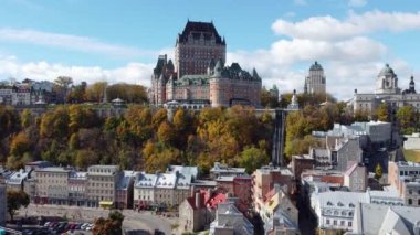 Güneşli bir sonbahar gününde Quebec Şehri Eski Kasabası 'nın hava manzarası.