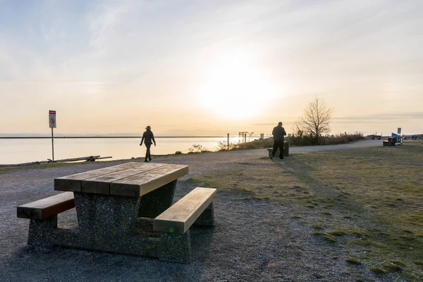Richmond, BC, Canadá - MAR 03 2021: La gente disfruta del paisaje del atardecer en Garry Point Park. —  Fotos de Stock