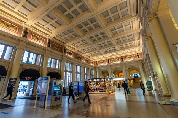 Vancouver, Kanada - 10. März 2021: Innenausbau der Waterfront Station. — Stockfoto