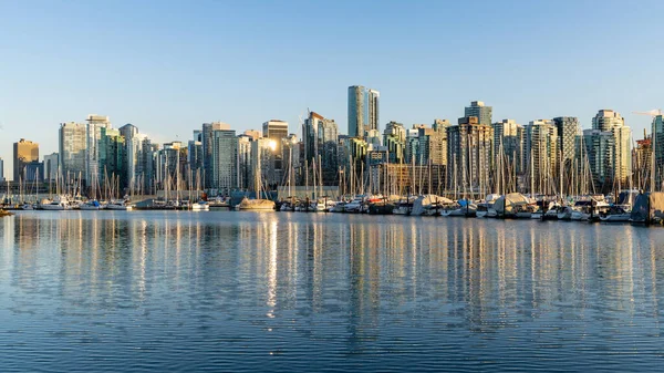 Gün batımında Vancouver şehir merkezi panoramik manzarası. Vancouver Limanı 'nda gökdelenlerin yansıması. British Columbia, Kanada. — Stok fotoğraf