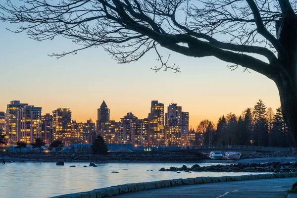 Alacakaranlıkta Stanley Park Seawall. Arka planda Vancouver şehir merkezi silueti var. British Columbia, Kanada. — Stok fotoğraf