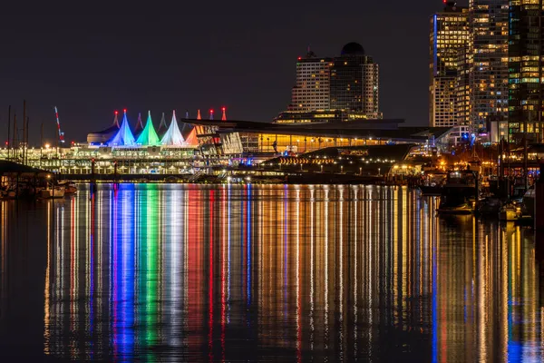 Vancouver Limanı 'nın gece manzarası ufuk çizgisi. Şehir merkezindeki binaların rengarenk ışıkları limana yansıyor. British Columbia, Kanada. — Stok fotoğraf