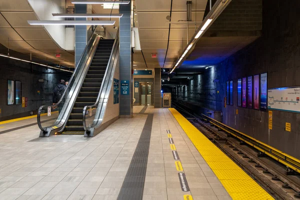 Vancouver, Canadá - MAR 10 2021: A plataforma de metrô Waterfront Station skytrain Canada Line. — Fotografia de Stock
