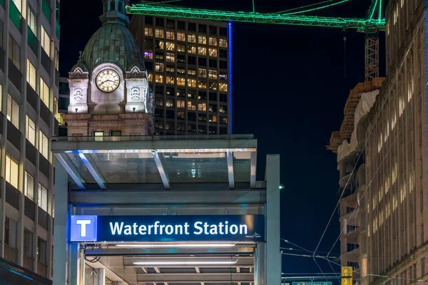 Vancouver, Kanada - MAR 10 2021: Widok na ulicę przy zjeździe ze stacji metra Waterfront. — Zdjęcie stockowe