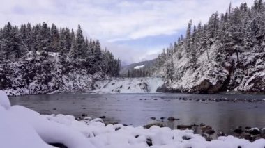 Kışın Bow Falls Bakış Açısı. Banff Ulusal Parkı Bow Nehri manzarası, Kanada Kayalıkları.