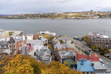 Quebec, Kanada - 19 Ekim 2021: Quebec City eski kasaba sokak manzarası ve sonbaharda Saint Lawrence Nehri.