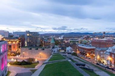 Quebec, Kanada - 18 Ekim 2021: Quebec City Old Town sokak manzarası alacakaranlıkta. Aziz John Kapısı.