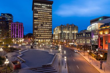Quebec, Kanada - 18 Ekim 2021: Sonbaharda Quebec City Old Town caddesinin gece manzarası. D 'Youville Yeri.