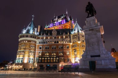 Quebec, Kanada - 18 Ekim 2021: Sonbaharda eski Fairmont şehri Fairmont Le Chateau Frontenac 'ın gece manzarası.