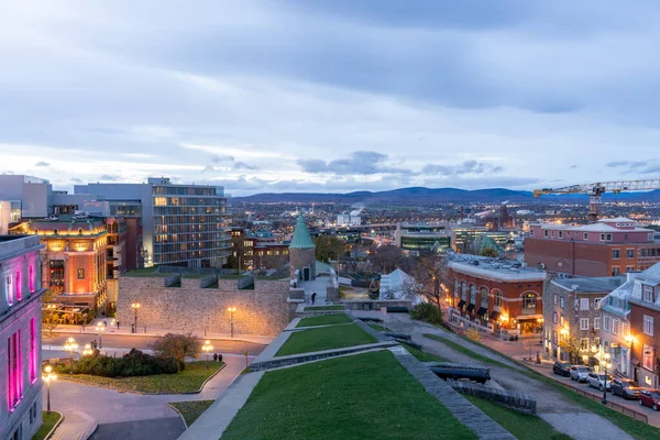 Quebec, Kanada - 18 Ekim 2021: Quebec City Old Town sokak manzarası alacakaranlıkta. Aziz John Kapısı.