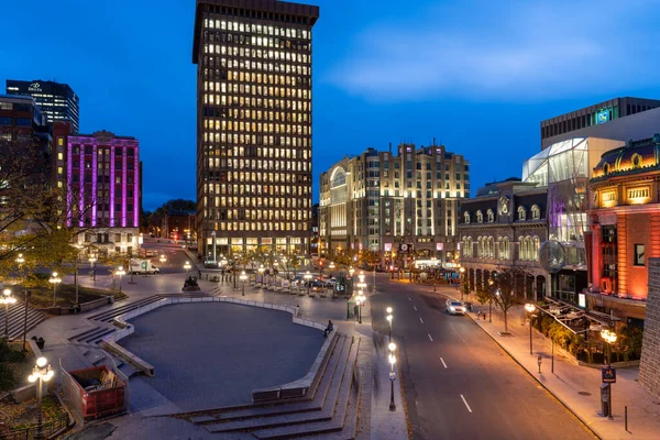 Quebec, Kanada - 18 Ekim 2021: Sonbaharda Quebec City Old Town caddesinin gece manzarası. D 'Youville Yeri.