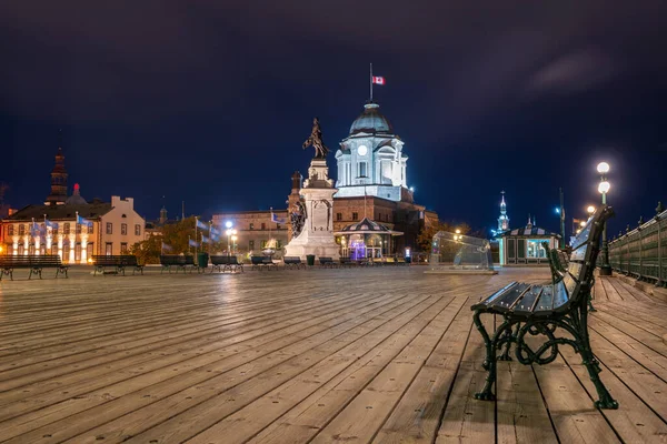 Quebec, Kanada - 18 Ekim 2021: Terrasse Dufferin 'in gece manzarası. Sonbaharda Quebec Şehri Eski Kasabası.