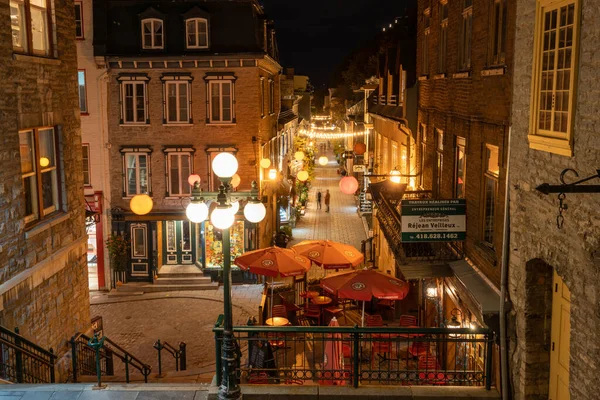 Quebec, Kanada - 18 Ekim 2021: Quartier du Petit Champlain 'in sonbaharda gece görüşü. Quebec 'te küçük bir ticaret bölgesi..