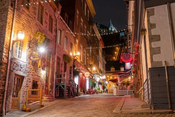 Quebec, Kanada - 18 Ekim 2021: Sonbaharda Quebec City Old Town 'un gece manzarası. Sous-le-Fort Caddesi..