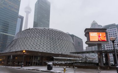 Toronto, Ontario, Kanada - 18 Aralık 2021: Karlı bir kış gününde David Pecaut Meydanı. Toronto gökdelenleri arka planda gökdelenler.