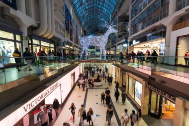 Toronto, Ontario, Kanada - 18 Aralık 2021: CF Toronto Eaton Centre Noel süslemeleri sırasında. Covid-19 salgını sırasında kalabalık buradan alışveriş yapıyor..