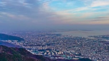 Kobe City panoramik manzaralı, Maya Kikuseidai Dağı 'ndan güneşli bir günde, 10 milyon dolarlık gece manzaralı, gün batımına kadar. Hyogo Bölgesi
