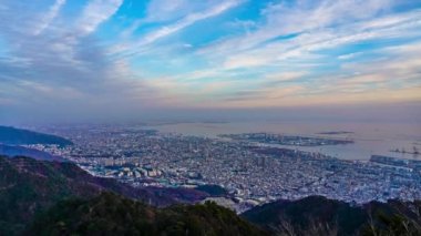 Kobe şehrinin panoramik manzarası zaman atlamalı gün batımından geceye, Mt. Maya Kikusedai parkı gözlemevi platformu güneşli bir günde, gökyüzü arka planı renkli, 10 milyon dolarlık gece görüşü var. Hyogo Bölgesi