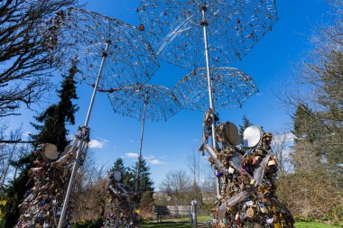 Vancouver, BC, Kanada - 12 Nisan 2021: Kraliçe Elizabeth Park Aşk Kilidi Heykelleri.