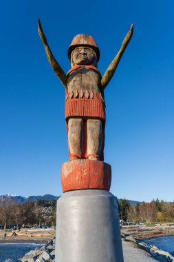 Batı Vancouver, BC, Kanada - 12 Nisan 2021: Ambleside Park Sahili Burrard Körfezi 'nde Squamish Nation Welcome Figure.