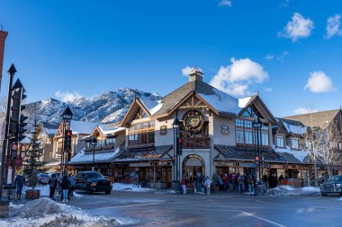 Banff, Alberta, Kanada - 23 Ocak 2022: Kışın güneşli bir günde, Banff Bulvarı şehir merkezi, covid-19 salgını sırasında.