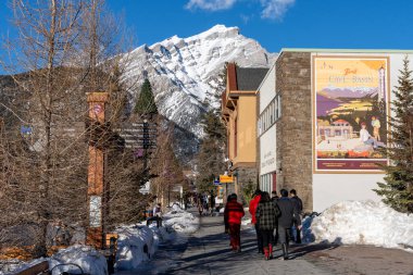 Banff, Alberta, Kanada - 23 Ocak 2022: Covid-19 salgın döneminde Banff Caddesi 'nden alışveriş yapan turistler.