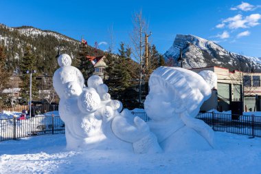 Banff, Alberta, Kanada - 23 Ocak 2022: Banff Snowdays kış etkinliği. Banff Ulusal Parkı, Kanada Kayalıkları.