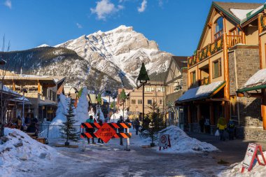 Banff, Alberta, Kanada - 23 Ocak 2022: Banff Snowdays kış etkinliği. Banff Ulusal Parkı, Kanada Kayalıkları.