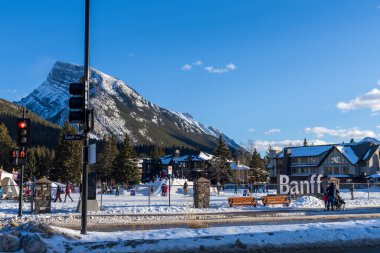 Banff, Alberta, Kanada - 23 Ocak 2022: Banff Snowdays kış etkinliği. Banff Ulusal Parkı, Kanada Kayalıkları.