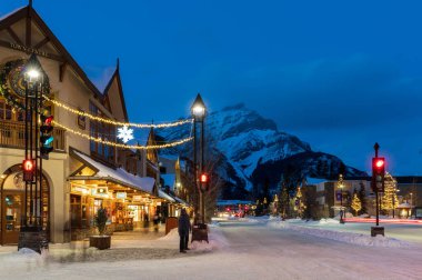 Banff kasabası, Alberta, Kanada - 10 Ocak 2022: Banff Bulvarı 'nda kış gecesi.