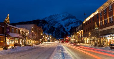 Banff kasabası, Alberta, Kanada - 10 Ocak 2022: Banff Bulvarı 'nda kış gecesi.