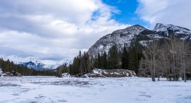 Kışın Donmuş Bow River, arka planda Kanada Kayalıkları. Banff Ulusal Parkı 'ndaki güzel manzara, Alberta, Kanada.