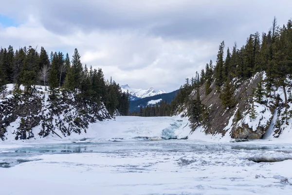 Kış Mevsiminde Donmuş Bow Falls Bow River Arka Planda Kanada — Stok fotoğraf