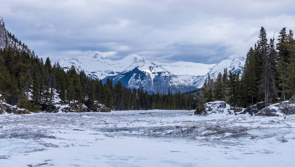 Frozen Bow River Vintern Snöklädda Kanadensiska Klippor Bakgrunden Vacker Natur — Stockfoto