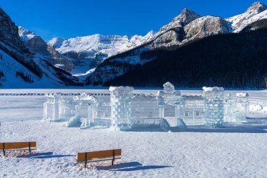 Louise Gölü kış festivali buz oymacılığı ve buz pateni pisti. Banff Ulusal Parkı, Kanada Kayalıkları. Alberta, Kanada.