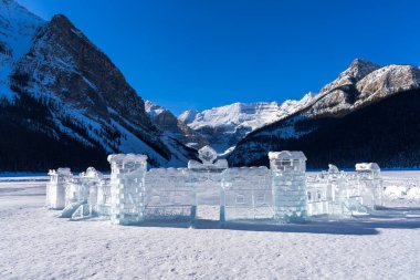 Louise Gölü kış festivali buz oymacılığı ve buz pateni pisti. Banff Ulusal Parkı, Kanada Kayalıkları. Alberta, Kanada.
