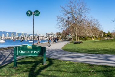 Vancouver, BC, Kanada - 16 Nisan 2021: İlkbahar sezonunda Charleson Park. Çiçekler tamamen çiçek açmış..