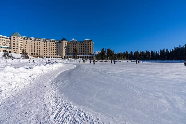 Lake Louise Alberta Canada January 2022 Tourists Skating Fairmont Chateau — Stock Photo, Image
