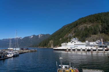 Batı Vancouver, BC, Kanada - 13 Nisan 2021: BC Ferries Horseshoe Bay Feribot Terminali. İlkbaharda kiraz çiçekleri açar..