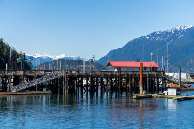 Batı Vancouver, BC, Kanada - 13 Nisan 2021: Baharda Horseshoe Körfezi Kamu Limanı.
