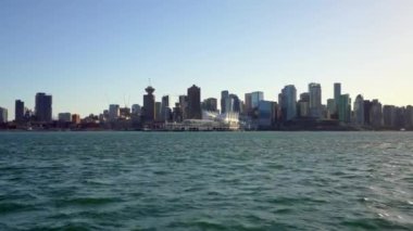 Vancouver Limanı 'ndan Seabus feribotuna biniyorum. Arka planda şehir merkezi silueti var. Vancouver Şehri, British Columbia, Kanada.