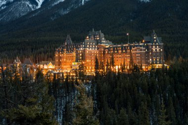 Banff Springs Oteli, kış gecesi. Sürpriz Köşe Bakış Açısı 'ndan görüntü. Banff Ulusal Parkı, Kanada Kayalıkları. Alberta, Kanada.